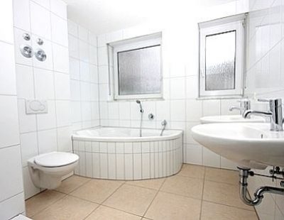 saniertes Komplettbad in Weiß
