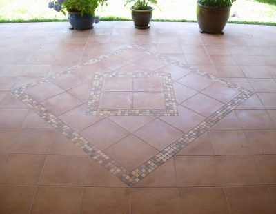 verfliester Fußboden mit Mosaikmuster